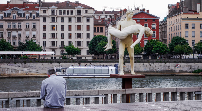 Une statue d'un type qui porte un mec mort