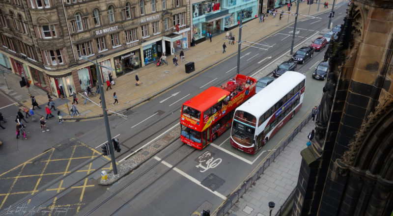 Deux bus dans la rue