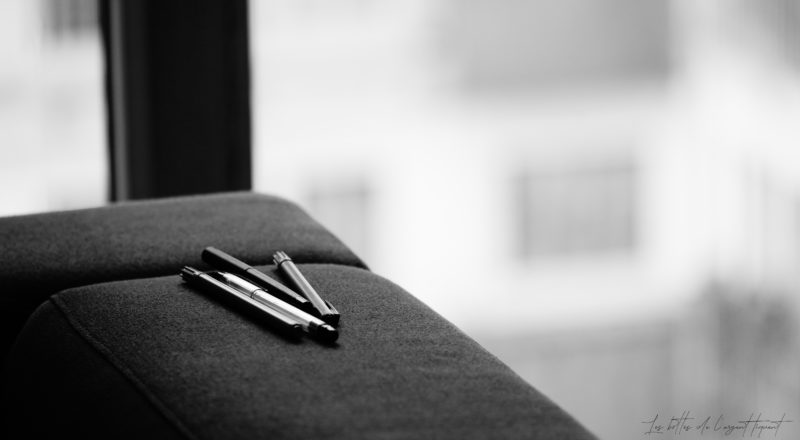Des stylos sur un canap