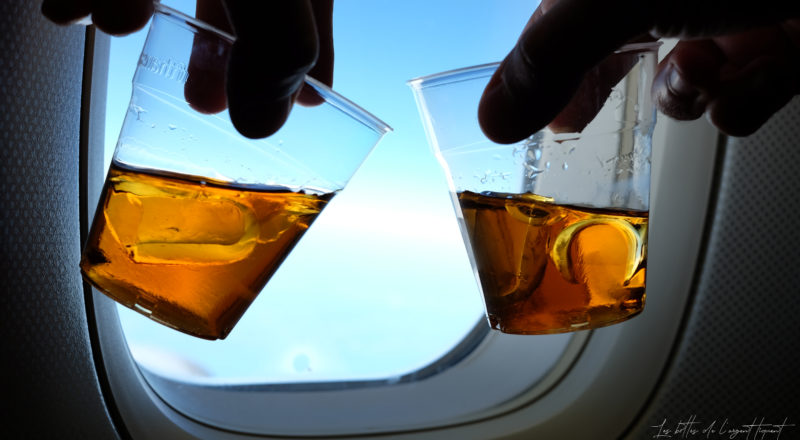 Deux verres de whisky dans un avion