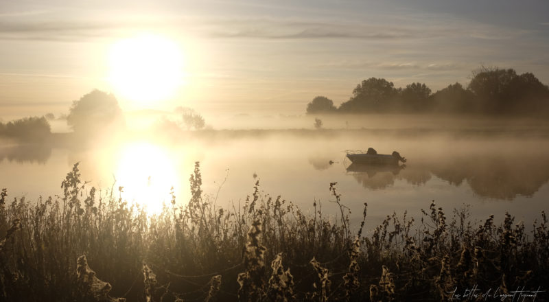 Une rivière à l'aurore