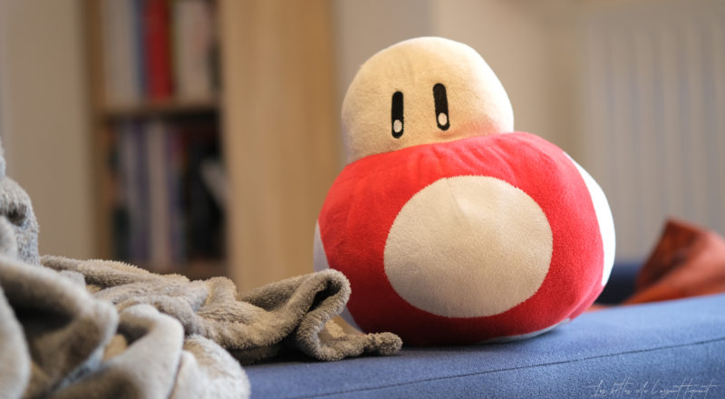 Une peluche de champi sur un canap