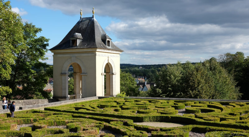 Un belvédère dans un jardin
