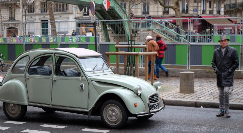 Une 2cv avec un vieux à chapeau
