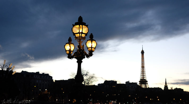 Un lampadaire sur un pont
