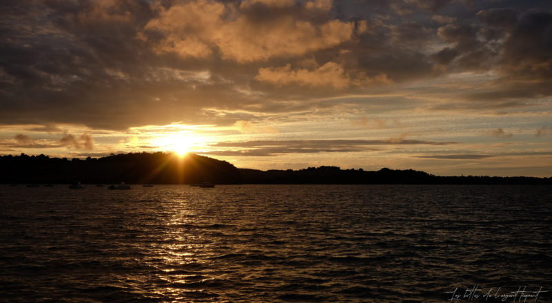 Une rivière au crépuscule