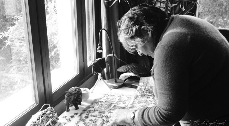 Ma daronne qui fait un puzzle