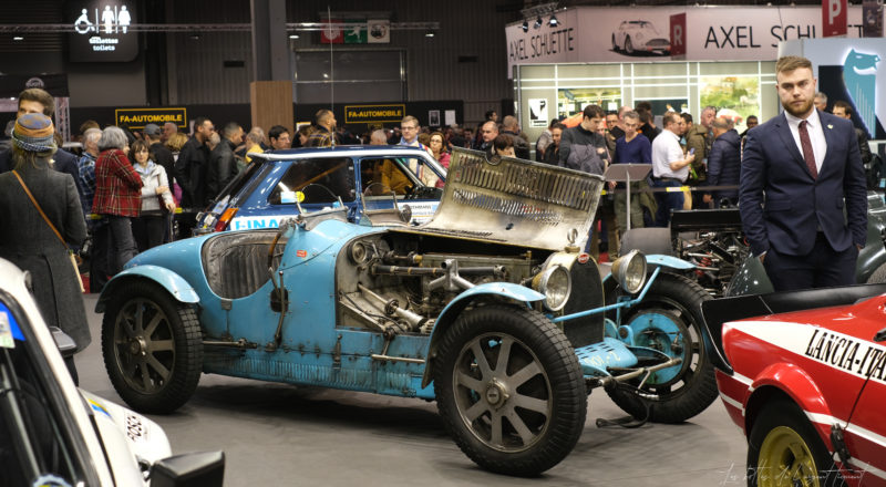 Une vieille Bugatti à gauche d'un type louche