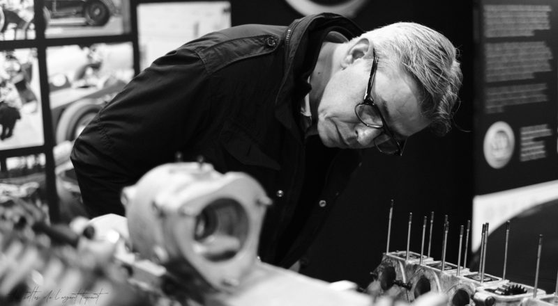Un type qui inspecte un moteur