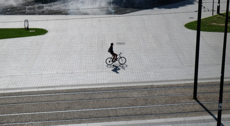 Un type tout seul à vélo