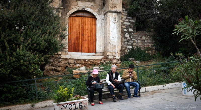 Trois pelos devant une porte